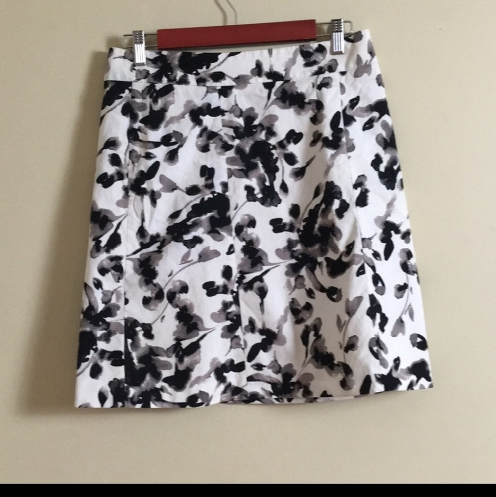 H&M size 8 black, gray and white skirt